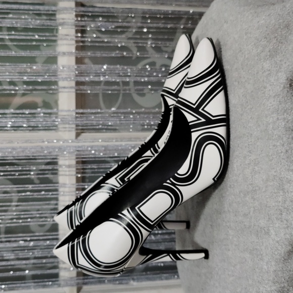 Michael Kors 8 black and white 4inch heel. - Picture 3 of 4